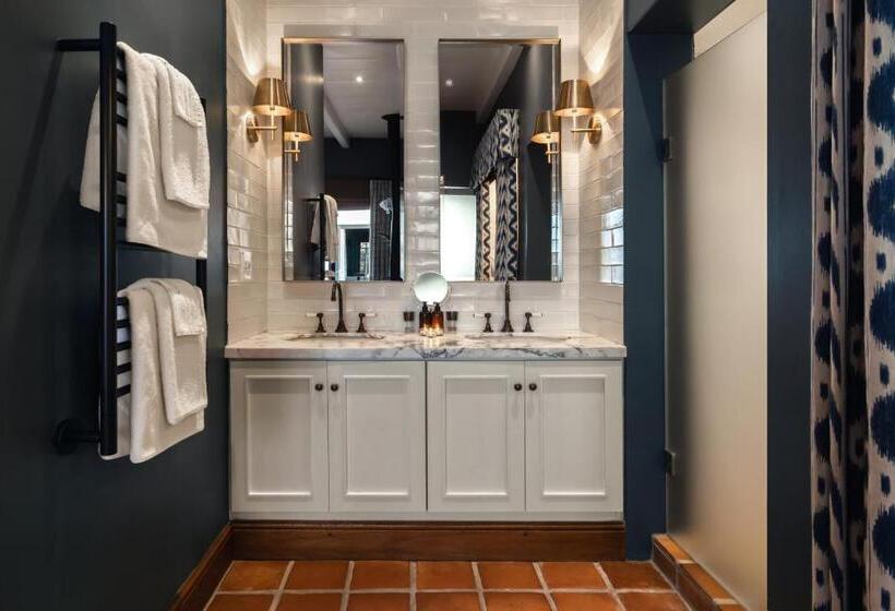 Deluxe Suite King Bed, Akademie Street Boutique