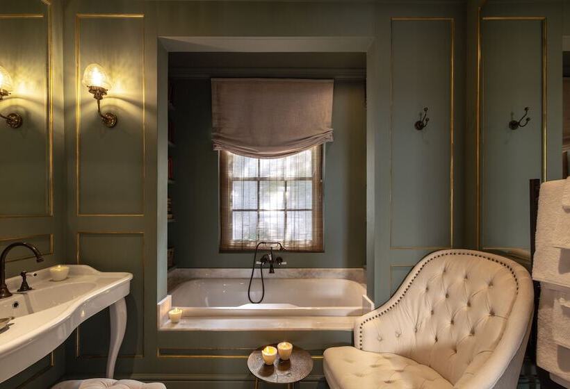 سوییت لوکس, Akademie Street Boutique