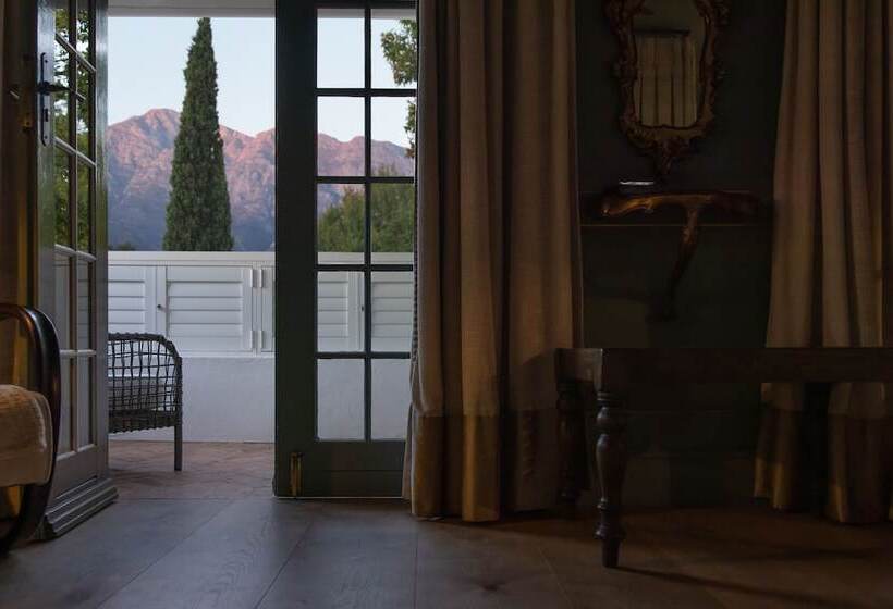 سوییت لوکس, Akademie Street Boutique