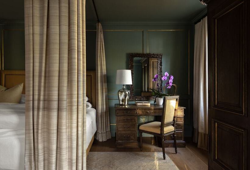 سوییت لوکس, Akademie Street Boutique