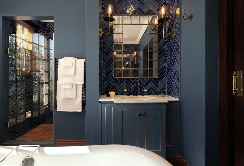 سوییت لوکس, Akademie Street Boutique