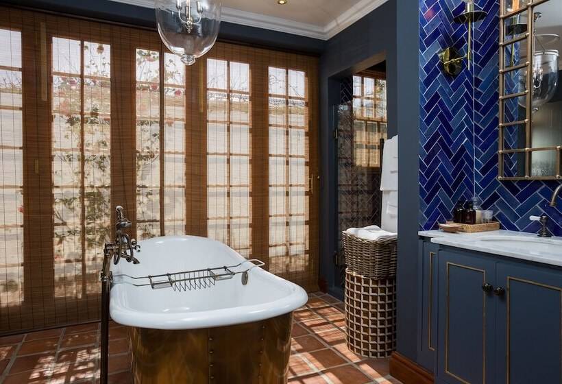 سوییت لوکس, Akademie Street Boutique