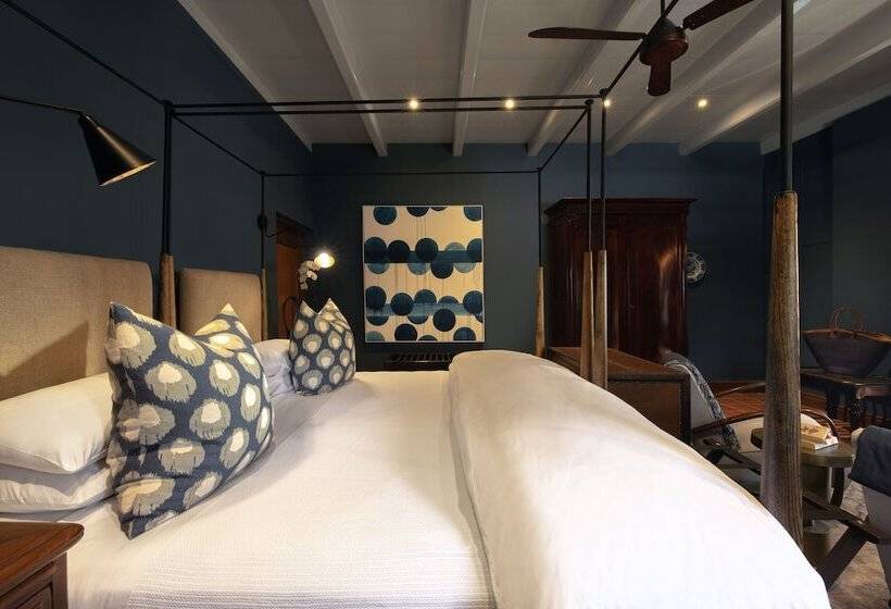 سوییت لوکس, Akademie Street Boutique