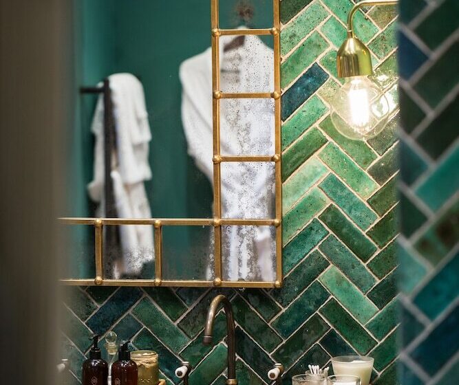 سوییت لوکس, Akademie Street Boutique