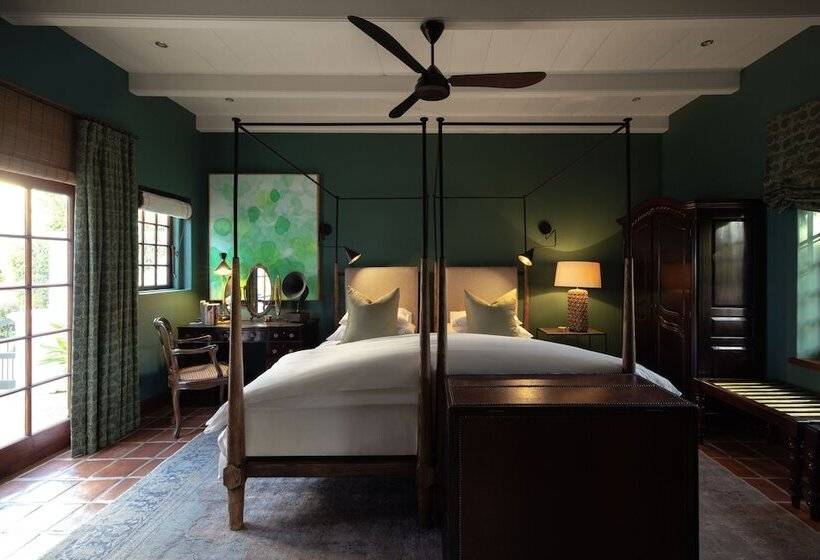 سوییت لوکس, Akademie Street Boutique