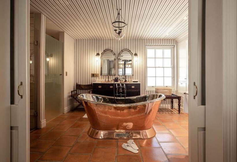 سوییت لوکس, Akademie Street Boutique