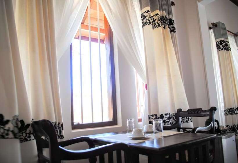 غرفة ديلوكس ثلاثية, Miura Dutch Edge