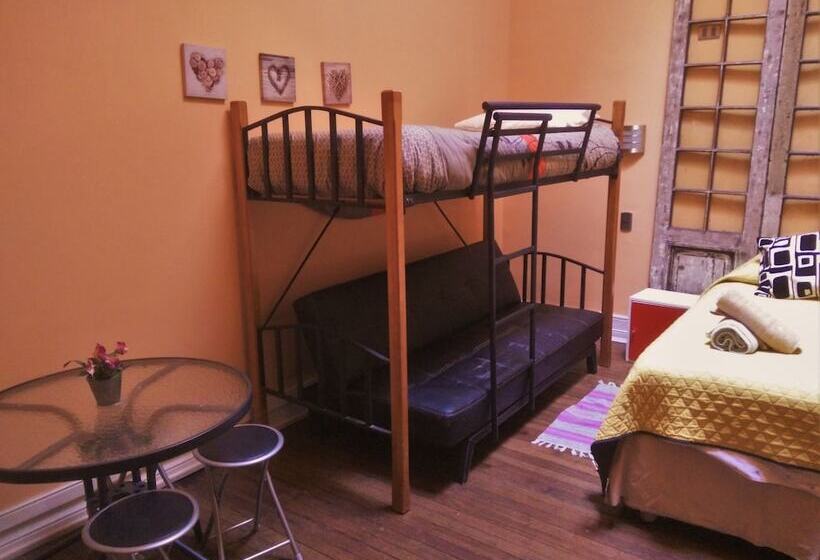 חדר סטנדרט לשלושה, Santiago Backpackers