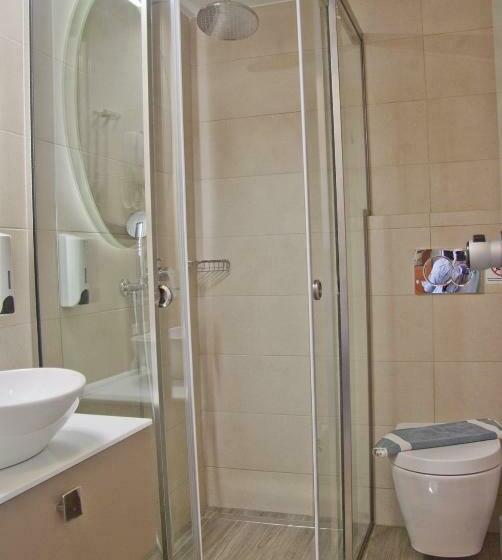 스탠다드 발코니 스튜디오, Christina