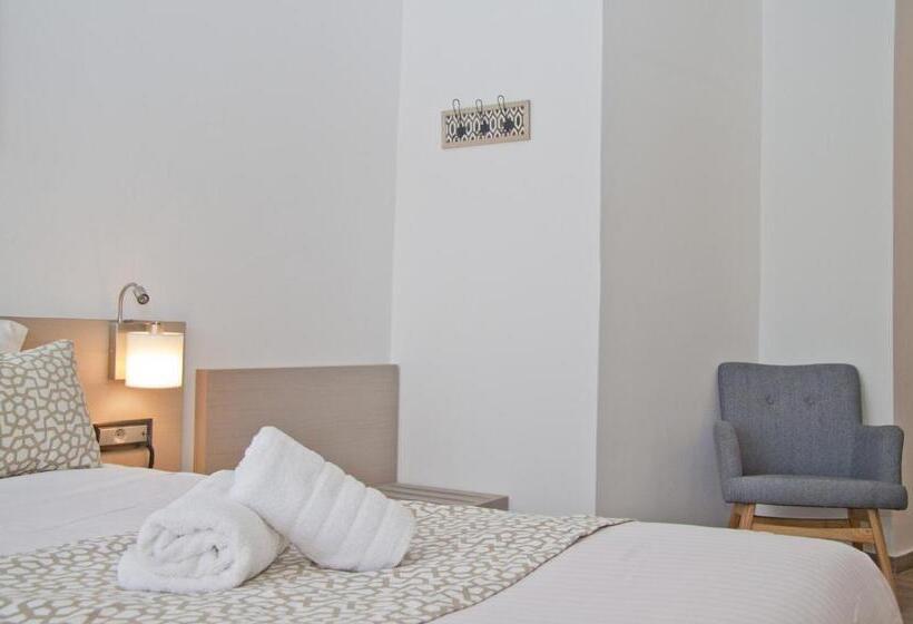 스탠다드 발코니 스튜디오, Christina