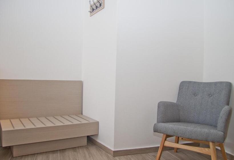 스탠다드 발코니 스튜디오, Christina