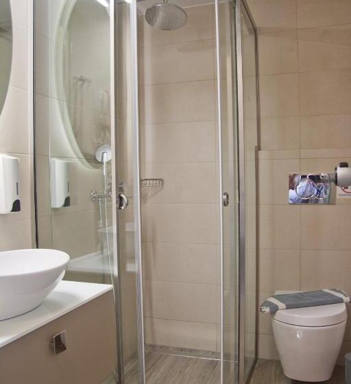 스탠다드 발코니 스튜디오, Christina