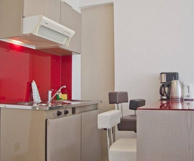 스탠다드 스튜디오, Christina