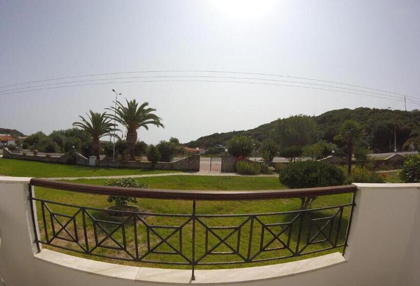 غرفة قياسية ثلاثية مطلة علي الحديقة, Ermioni