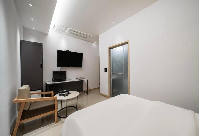 Chambre Standard, Myeongjak