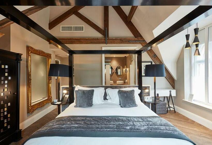 ジュニアスイート, Oddfellows On The Park