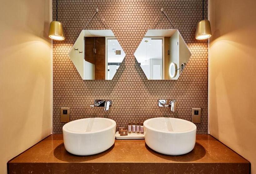 ジュニアスイート, Oddfellows On The Park