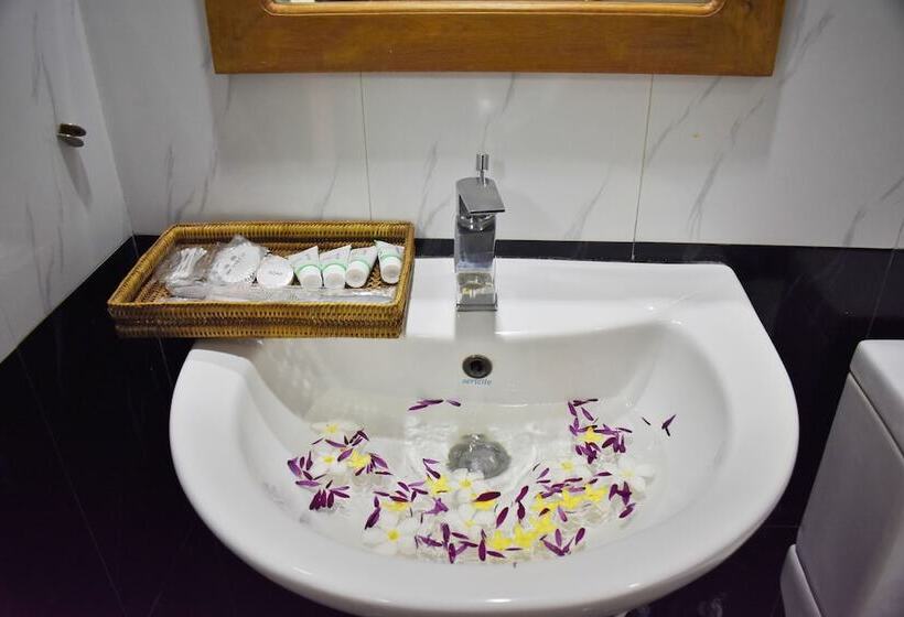 Familien Suite, Shwe Poe Eain