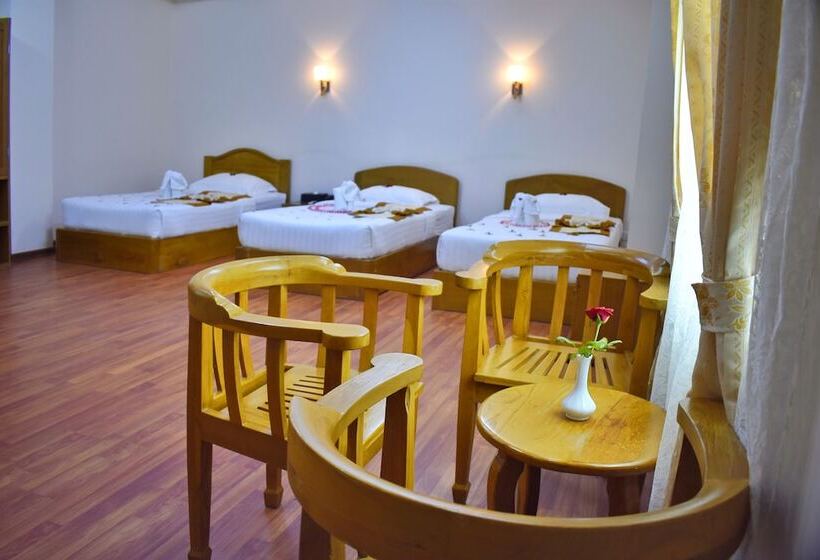 Familien Suite, Shwe Poe Eain