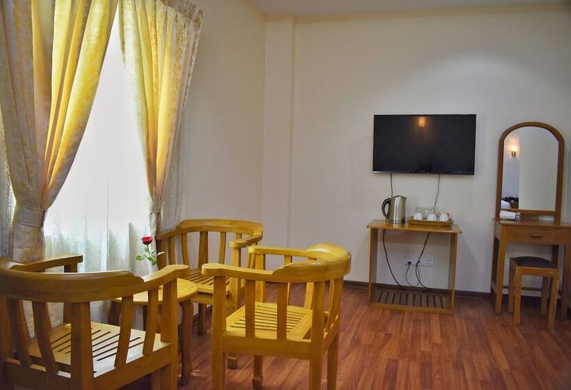 Familien Suite, Shwe Poe Eain