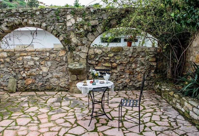 استودیوی استاندارد, Vafes Traditional Stone Houses