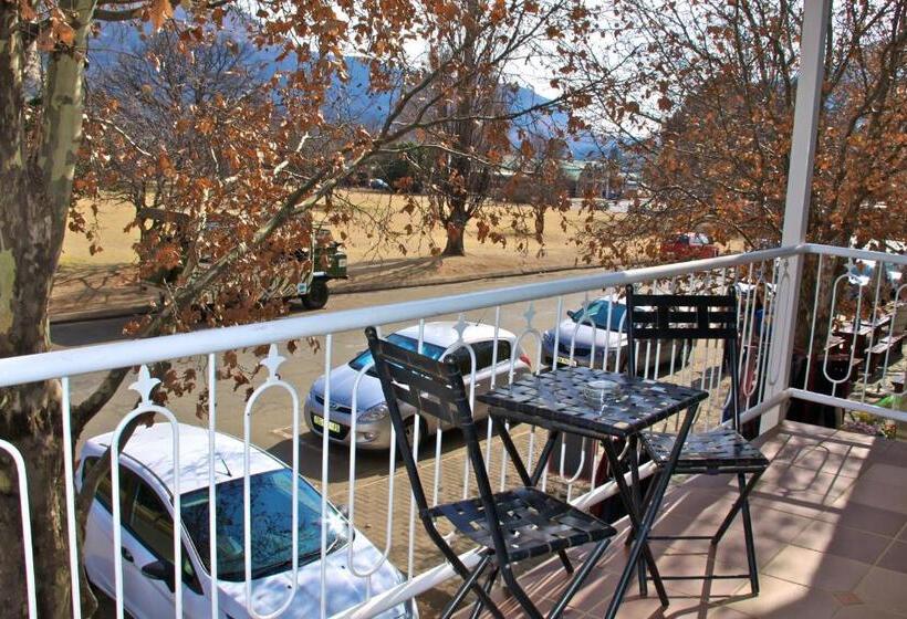 דירת חדר, Red Mountain House