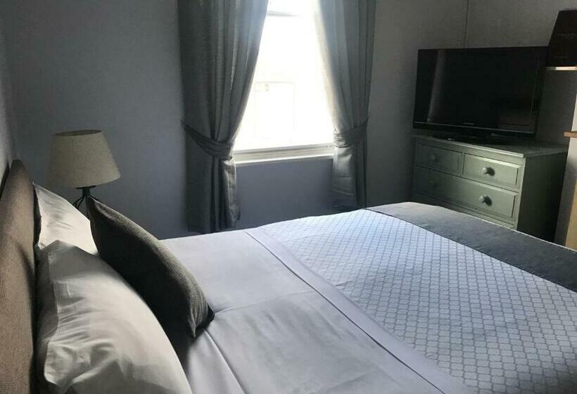 Номер Стандарт, The Red House