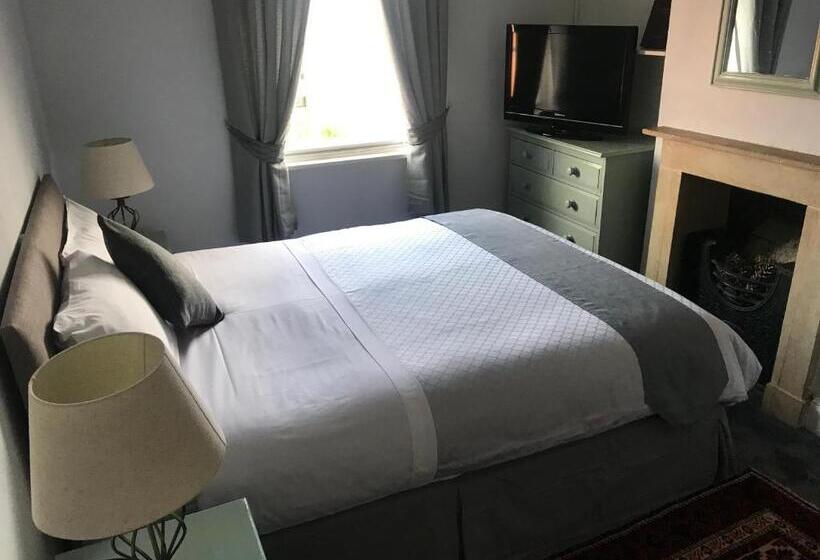 Номер Стандарт, The Red House