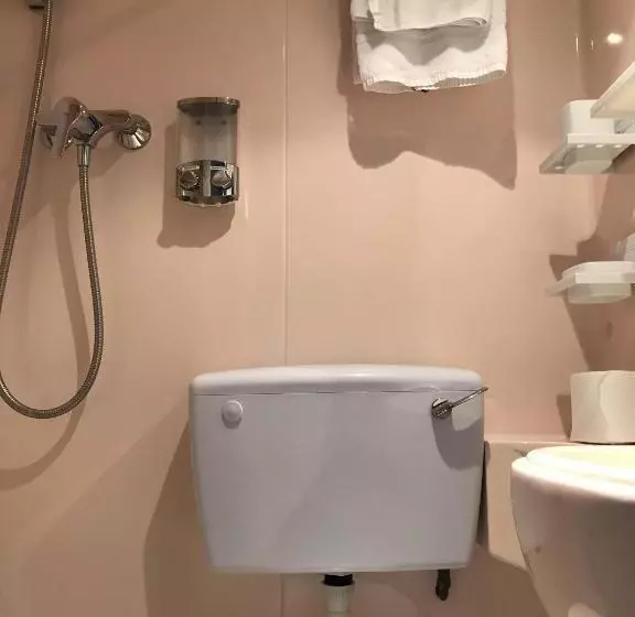 スタンダードシングルルーム, The Red House