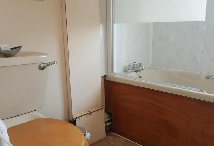 Номер Стандарт, The Red House