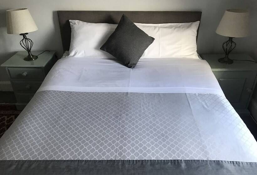 Номер Стандарт, The Red House