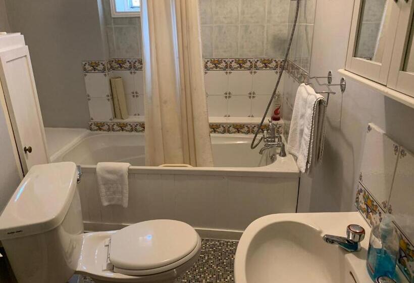 Номер Стандарт, The Red House