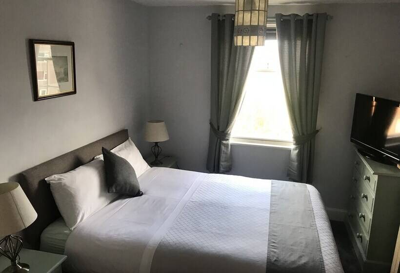 Номер Стандарт, The Red House