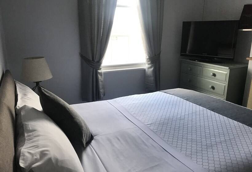 Номер Стандарт, The Red House