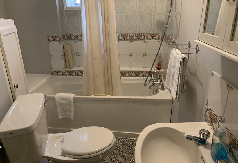 Номер Стандарт, The Red House