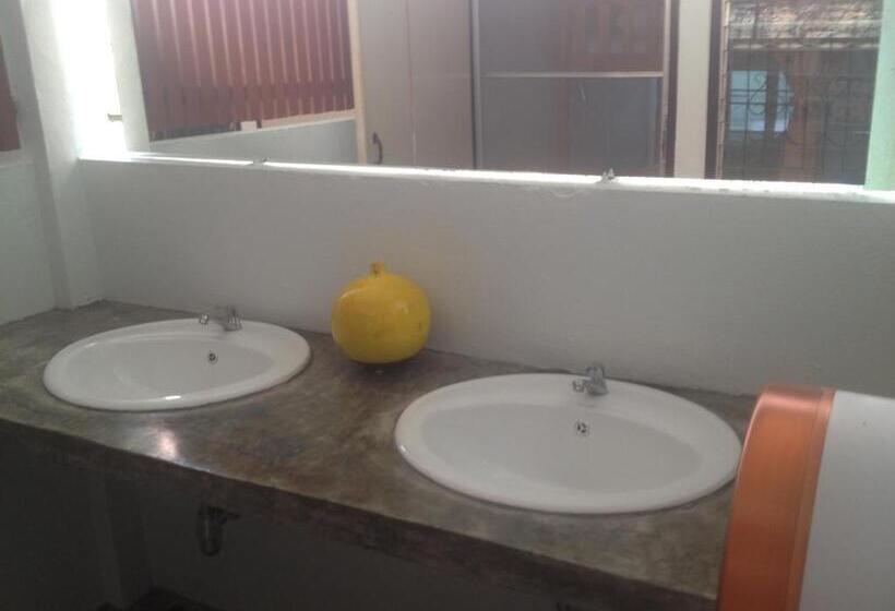 家庭间, Baan Bua Guest House