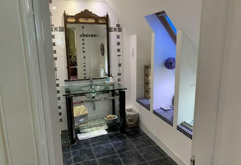 패밀리 스위트, Old Drynie House