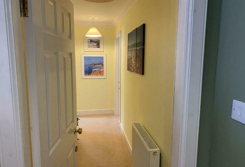 패밀리 스위트, Old Drynie House