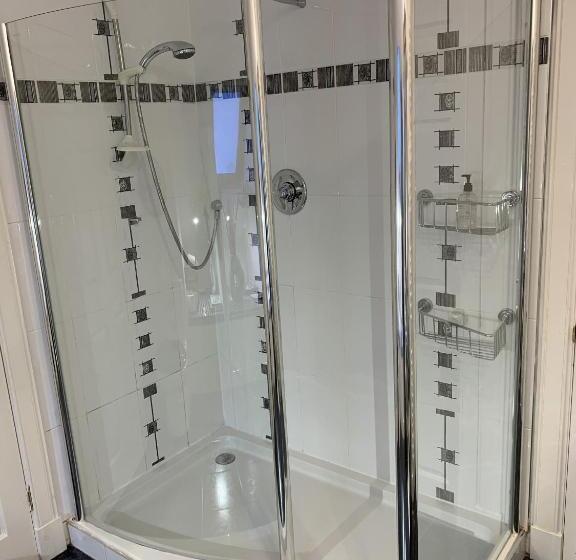 패밀리 스위트, Old Drynie House