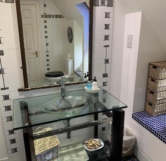 패밀리 스위트, Old Drynie House