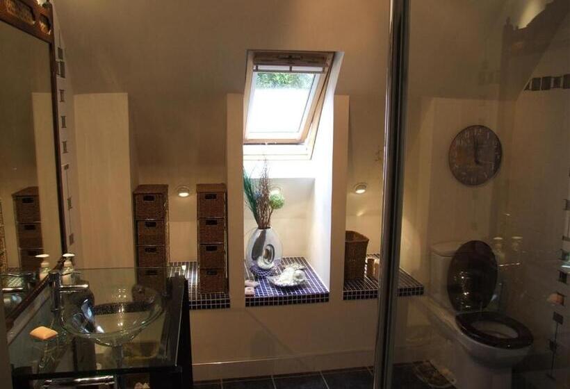 패밀리 스위트, Old Drynie House