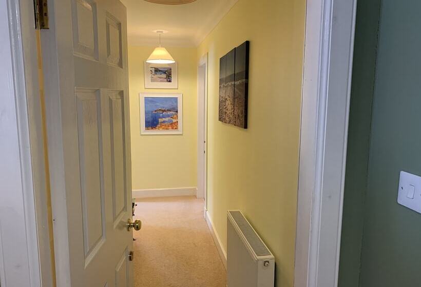 패밀리 스위트, Old Drynie House