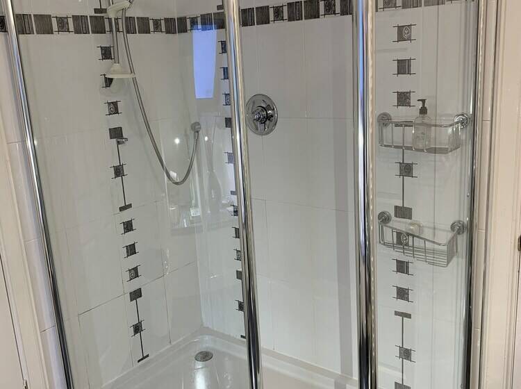 패밀리 스위트, Old Drynie House