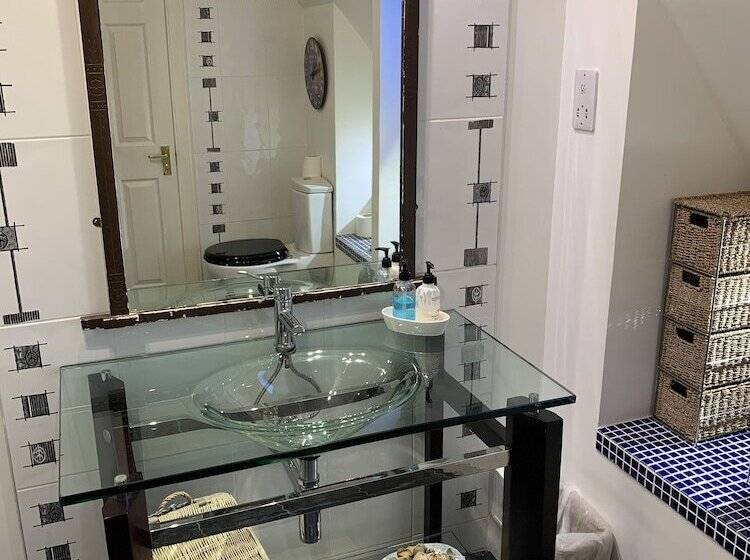 패밀리 스위트, Old Drynie House