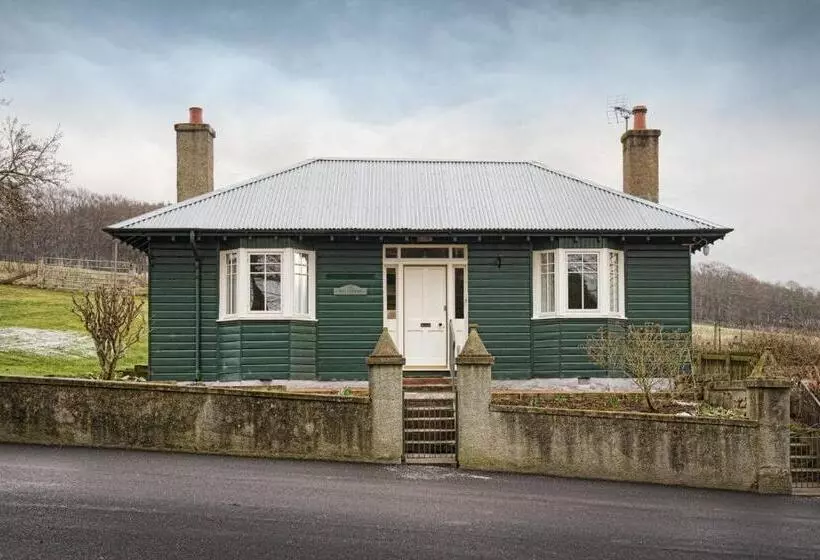 Talo 2 Makuuhuonetta, Douneside House