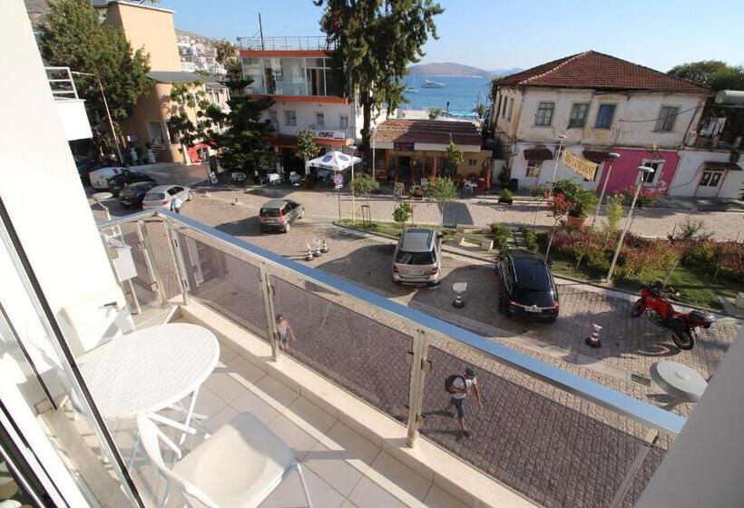 غرفة ديلوكس مطلّة علي البحر مزوَّدة بشُرفة, Victoria Boutique