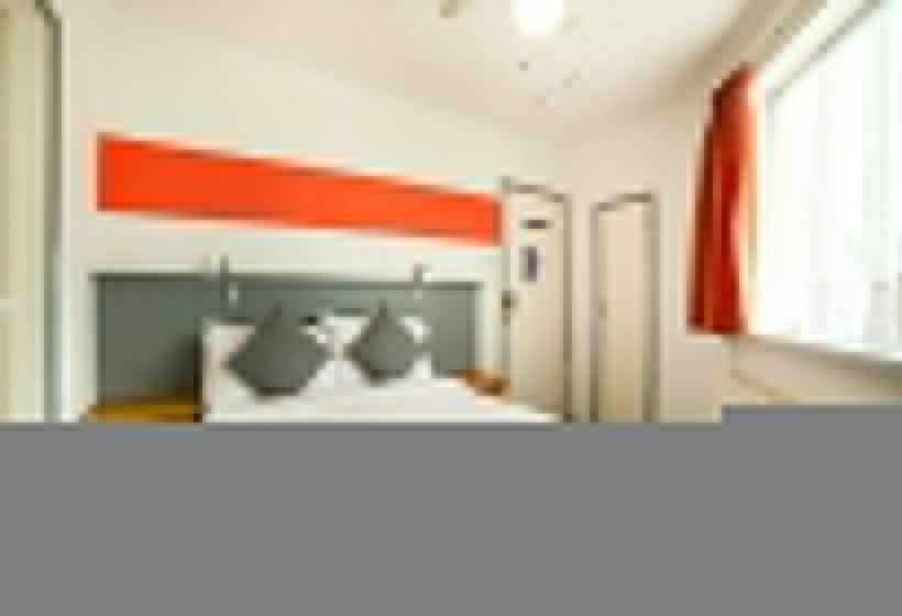 标准单人间共用浴室, Marina