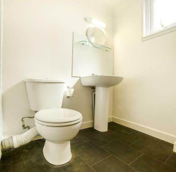 标准单人间共用浴室, Marina