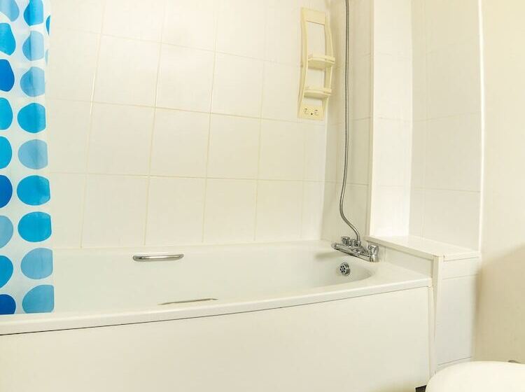 标准三人间, Marina