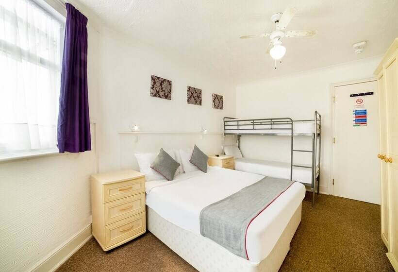 标准三人间, Marina